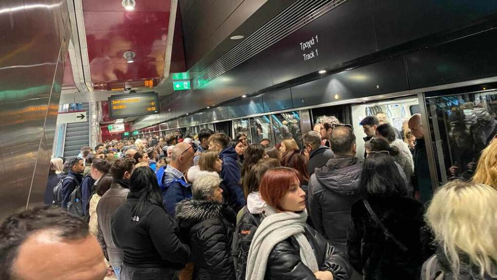 Σαν σαρδέλες οι επιβάτες στον σταθμό της Νέας Ελβετίας